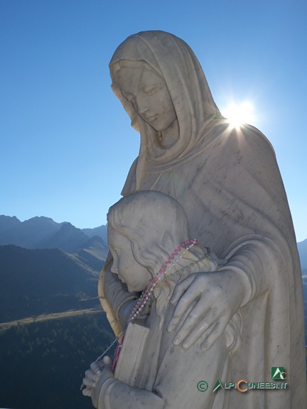 8 - La statua di Sant'Anna alla Roccia dell'Apparizione (2013)
