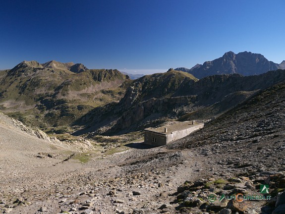 12 - L'alto Vallone di Tesina dal Colle Saboulè. In primo piano la Casermetta Passo Lausfer settentrionale, a presidio del valico (2013)