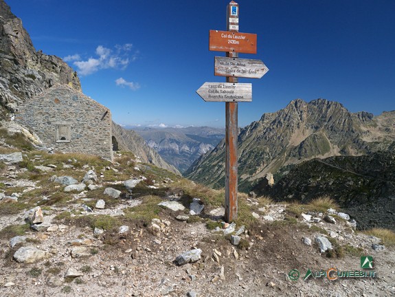 14 - Al Colle del Lausfer; a sinistra, i resti della stazione di arrivo della teleferica Passo del Lausfer (2013)