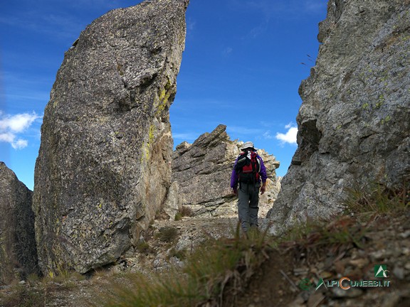 15 - Il caratteristico intaglio roccioso attraversato dal sentiero (2013)