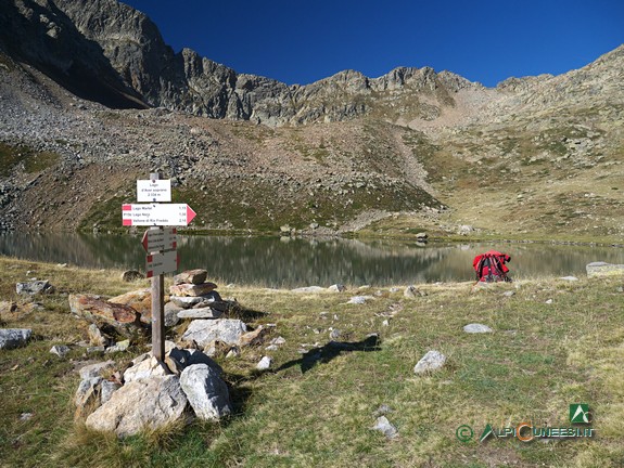 1 - Il Lago dell'Aver soprano e la palina segnavia che indica il percorso per il Lago Martel (2015)