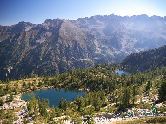 3 - Il Lago Martel (a sinistra) e il Lago Nero (a destra) fotografati dal pendio soprastante i laghi (2015)