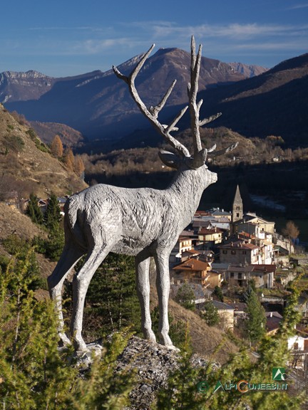 11 - 'L'incursione dei cervi', installazione d'arte moderna lungo il sentiero delle grotte (2015)