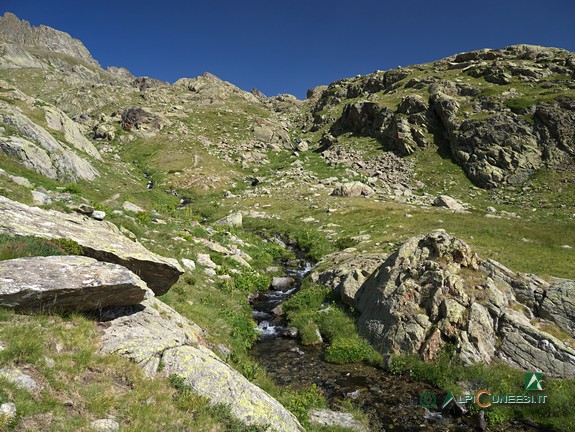 10 - La valletta glaciale laterale che ospita i Laghi del Laus Fer (2020)