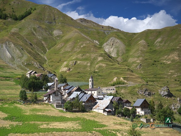 15 - L'abitato di Ferriere; sullo sfondo si vedono i resti dei terrazzamenti ad uso agricolo (2020)