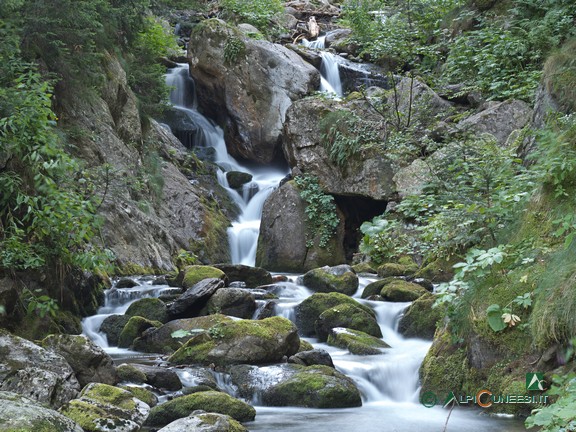 1 - L'emissario del Lago di San Bernolfo, attraversato su un ponte carrabile in cemento (2021)