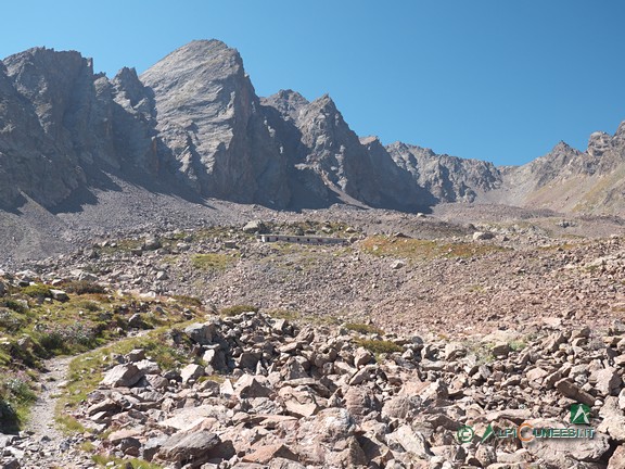 4 - Sul sentiero verso la conca detritica che ospita il Lago Mongioie, ai piedi della Casermetta Lago Mongioie (2021)