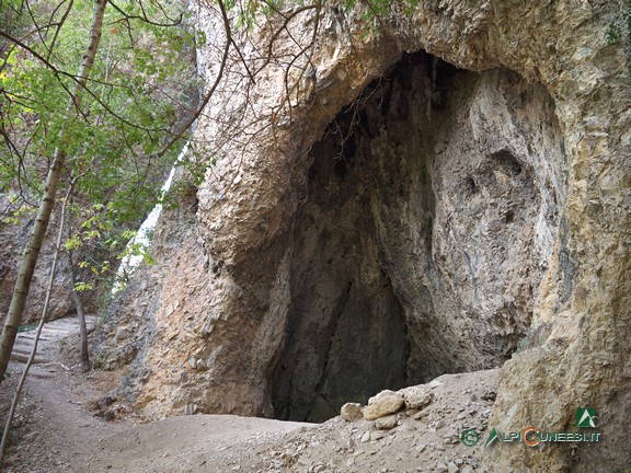 15 - Una della varie grotte che si incontrano lungo il sentiero (2021)