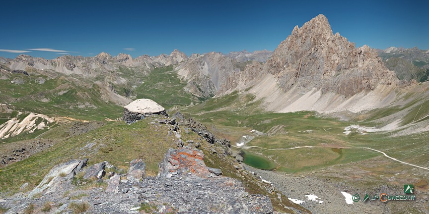 20 - Panorama dalla vetta del Becco Nero; a sinistra la cupola dell'Osservatorio del Becco Nero, a destra Rocca la Meja (2022)