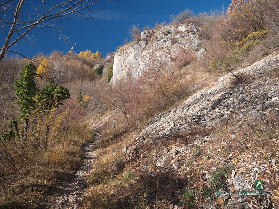 3 - Sul sentiero proveniente da Cornaletto sottano; si vede la grande roccia che ospita la falesia di arrampicata (2023)