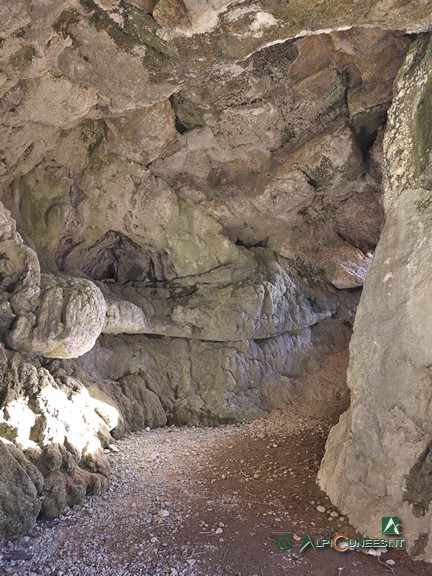 6 - Una delle cavità naturali che si aprono nei pressi della Cascata del Pisciai (2023)