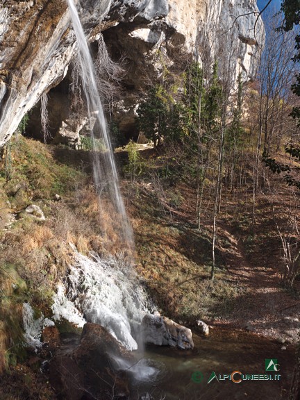 7 - La Cascata del Pisciai con il piccolo laghetto ai suoi piedi (2023)