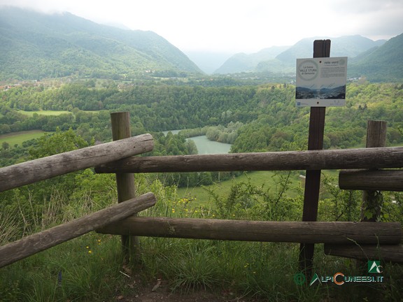 5 - Vista sulla valle dal punto panoramico alla sommità del Castello Bolleris (2024)