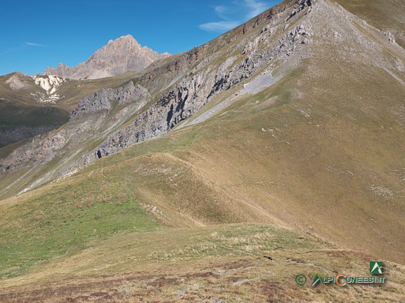 3 - L'ampia displuviale prativa con il Colle Piconiera (2026)