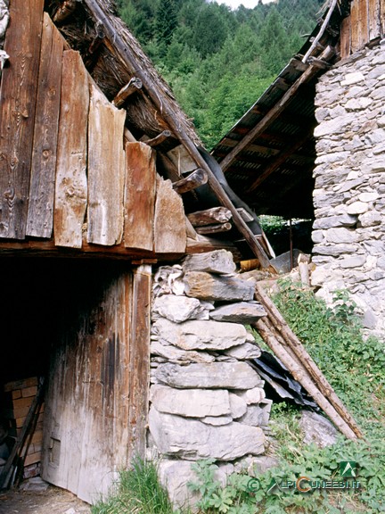 2 - Particolare realizzativo di un tetto a puntoni a Neraissa superiore: i puntoni (le travi oblique) vanno ad incastrarsi nella catena (la trave orizzontale) a formare la capriata (2003)