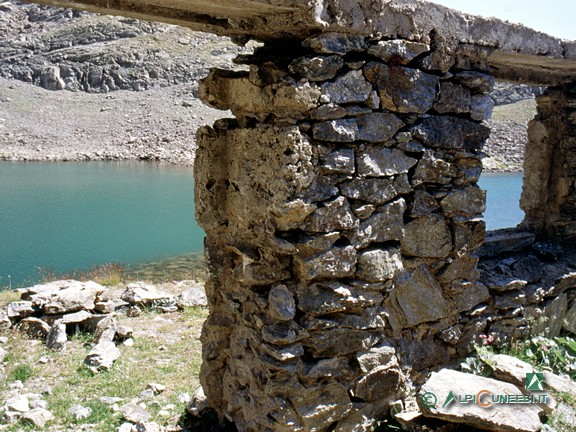 4 - Resti della casermetta sulla sponda SO del maggiore tra i Laghi superiori del Laus Fer (2003)