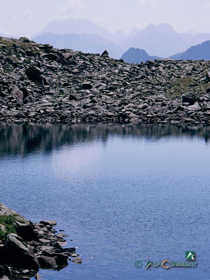 5 - Uno dei piccoli Laghi superiori del Laus Fer. Sullo sfondo, a sinistra, le Cime dell'Argentera (2003)