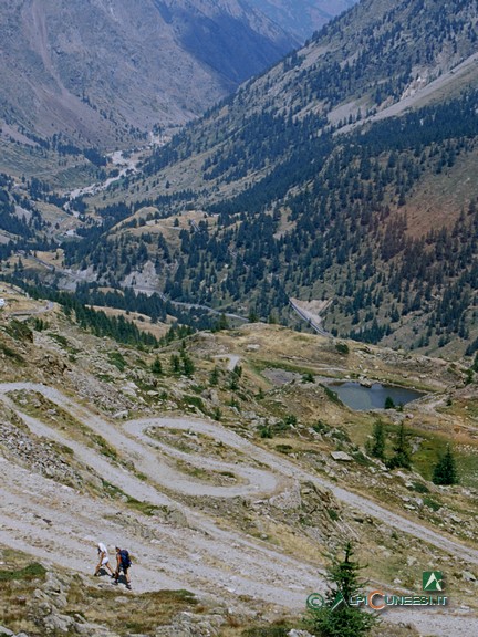 2 - La tortuosa rotabile che scende dal Passo di Sant'Anna. In basso, il Lago del Colle di Sant'Anna (2003)