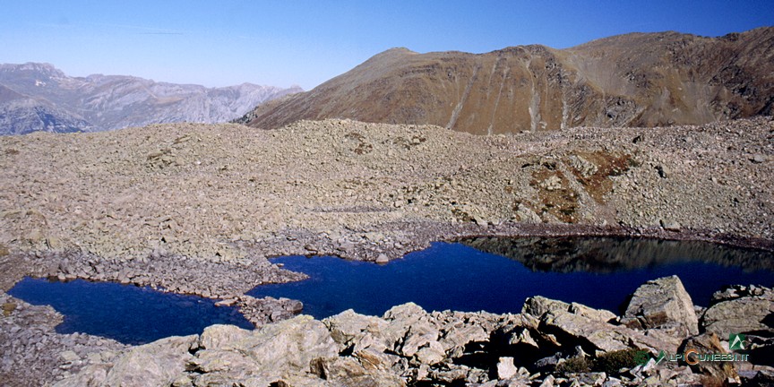 1 - Il Lago Mongioie dai pressi della Casermetta Lago Mongioie (2003)