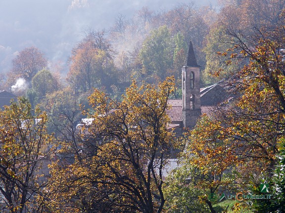 2 - Chioraira, con il campanile della Chiesa dei Santi Gioachino ed Anna, del XVII secolo (2005)