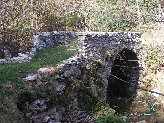 2 - Il ponte in pietra sul Rio Chiapino (2005)
