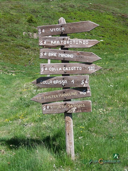 4 - Una vecchia palina eleggeva il Rifugio Savona a vero crocevia... (2006)