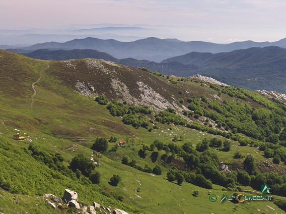 6 - Panorama verso la Liguria dai pascoli a monte del Rifugio Savona (2006)