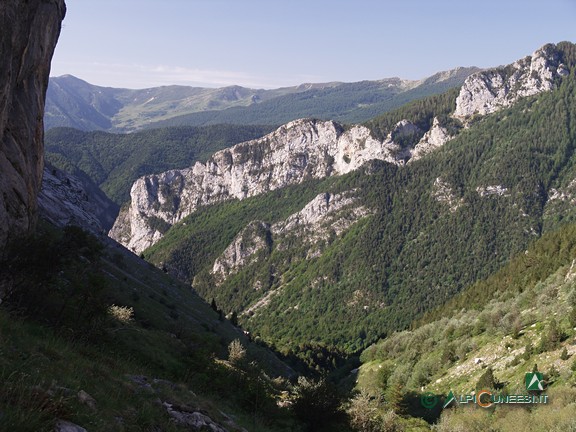 4 - Panorama verso valle dal basso Vallone delle Saline: a destra il pendio detritico ai piedi di verticali pareti calcaree (2006)