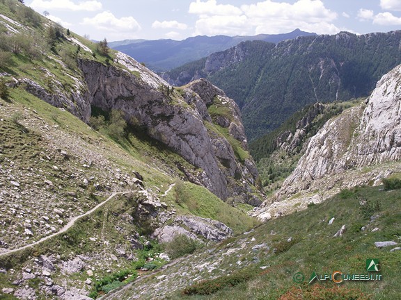 12 - Il sentiero a mezzacosta che supera la Gola delle Saline (2006)