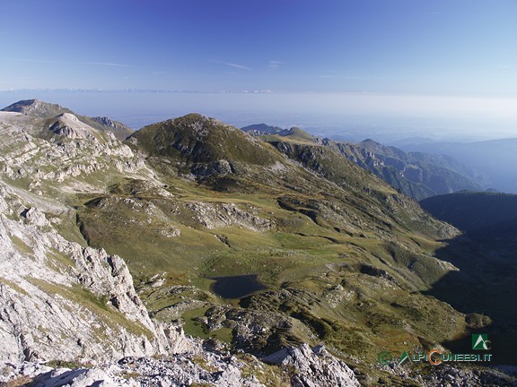 1 - La conca pascoliva del Lago Raschera, al centro della foto (2006)