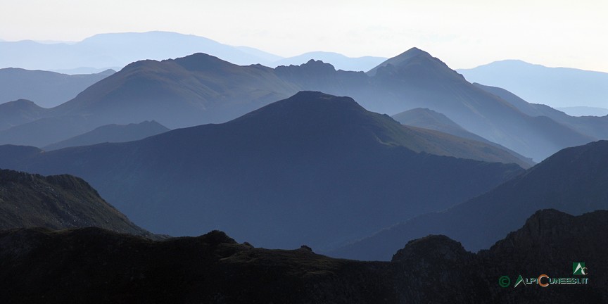 2 - Il panorama verso E dalla vetta del Mongioie: le Alpi Liguri digradano fino al mare (2006)