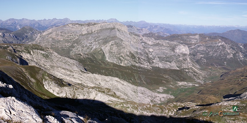 3 - Panorama verso O dalla vetta del Mongioie: la Cima delle Saline al centro, con le Alpi Marittime a far da sfondo (2006)