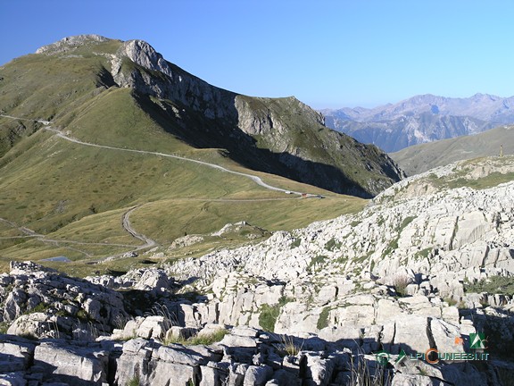 1 - Le rocce calcaree, lavorate da fenomeni carsici, attraversate dalla prima parte del sentiero; in secondo piano, il Colle dei Signori (2006)