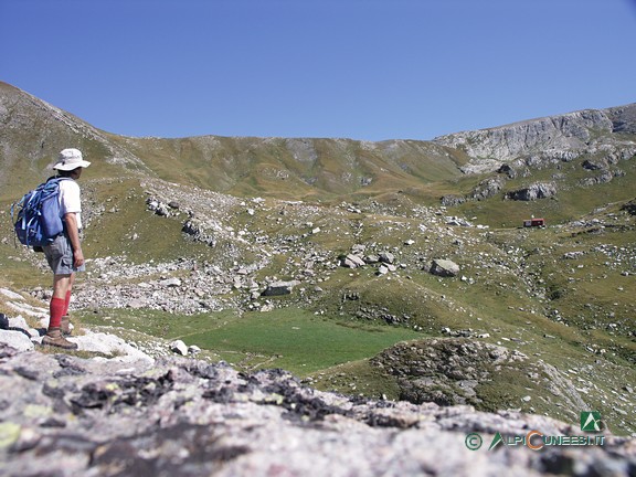 3 - Blick vom Weg, der an der Mulde Conca di Piaggia Bella entlang führt, auf den breiten und flachen Pass Colle del Pas (2006)