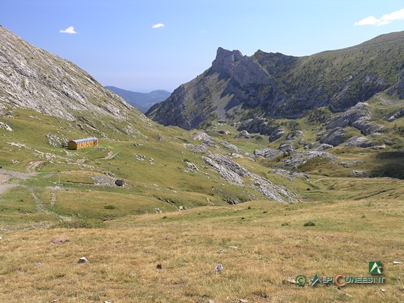 5 - Blick vom Pass Colle dei Signori auf die alte Berghütte Rifugio Don Barbera und das Seitental Vallone dei Maestri (2006)