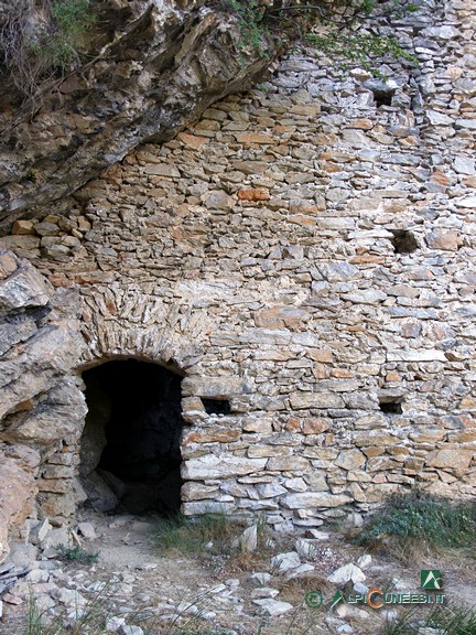 2 - L'ingresso, sormontato da un doppio arco in pietra, sul lato sinistro della grotta (2007)