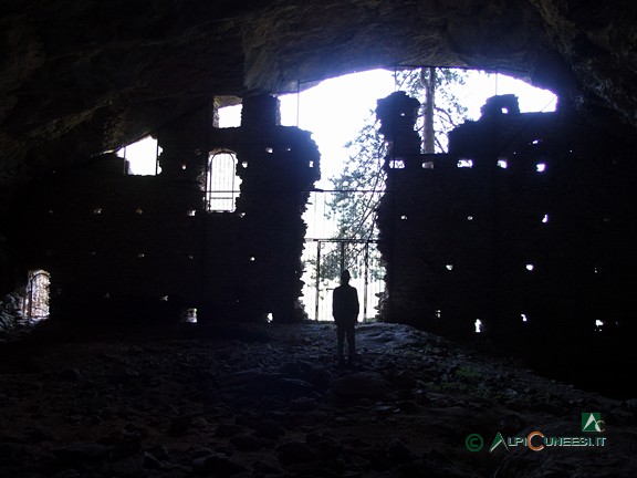 3 - Dall'interno, risultano ancor più evidenti le notevoli dimensioni della cavità naturale e del muro che la chiudeva (2007)