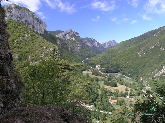 5 - Panorama sulla Val Tanaro dallo spiazzo antistante la grotta (2007)
