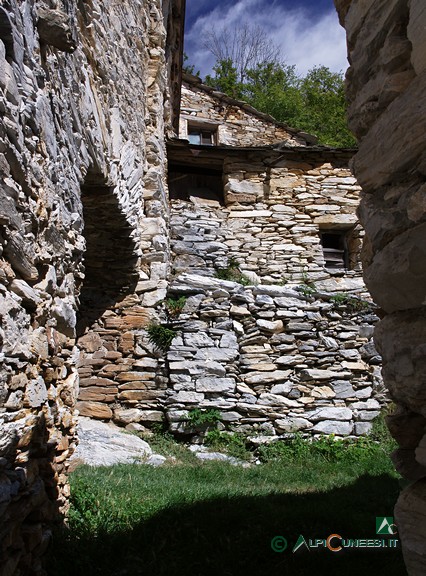9 - Tipiche abitazioni in pietra a Licatti (2007)