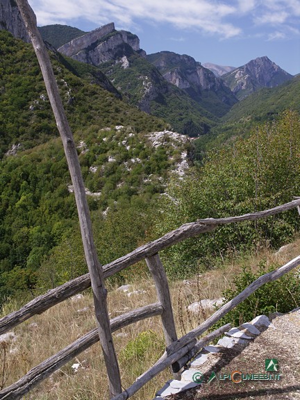 10 - Panorama sull'Alta Val Tanaro dall'Area Attrezzata La Cappelletta (2007)