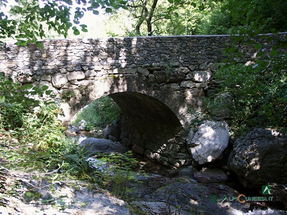 2 - Il ponte in pietra e cemento sul Rio Barchi (2007)