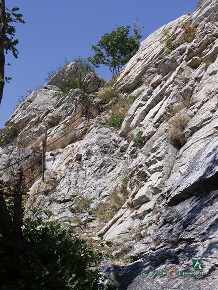 6 - L'ultimo tratto del percorso sale un po' esposto tra rocce quarzitiche (2007)