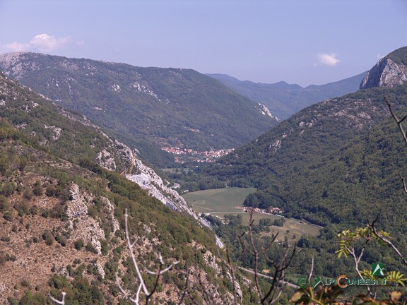 9 - Panorama in direzione di Garessio dalla Torre dei Saraceni (2007)