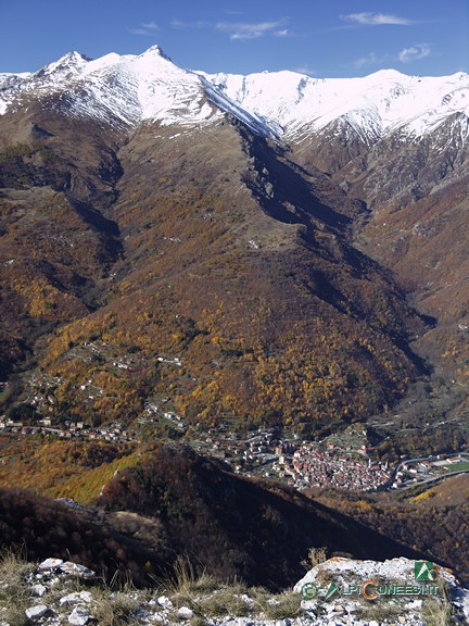 10 - Panorama su Ormea dal Monte Armetta; in fronte, la Costa Valcaira termina con la cuspide innevata del Pizzo d'Ormea (2007)