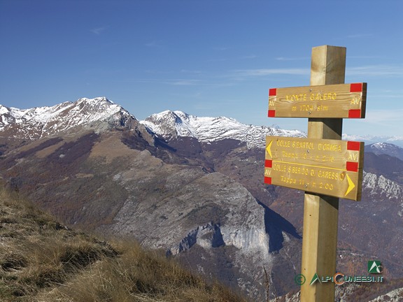 5 - In vetta al Monte Galero; sullo sfondo, a sinistra, il Monte Antoroto innevato (2007)