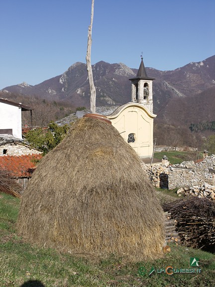 1 - Un covone di fieno e, sullo sfondo, la Chiesa di San Giacomo di Eca (2008)