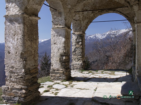 8 - Il portico della Chiesa del Santo Sudario ad Albra (2008)
