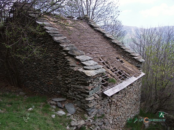 8 - Un tetto racchiuso resiste ancora con la originale copertura in paglia (2008)