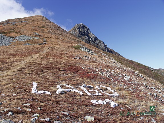 1 - Il bivio per il Lago del Pizzo: una segnaletica non convenzionale ma efficace... (2008)