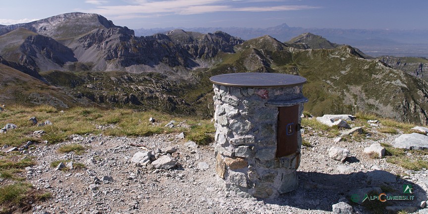 11 - In vetta al Pizzo d'Ormea; in primo piano la tavola d'orientamento, sulla sinistra il Monte Mongioie (2009)